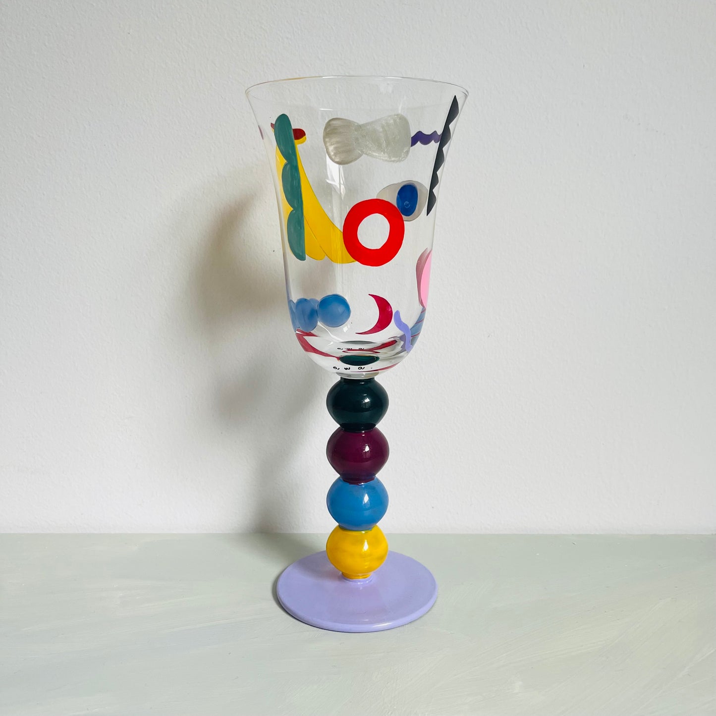 1 /  Wide-bowl wine glass /  Looook!
